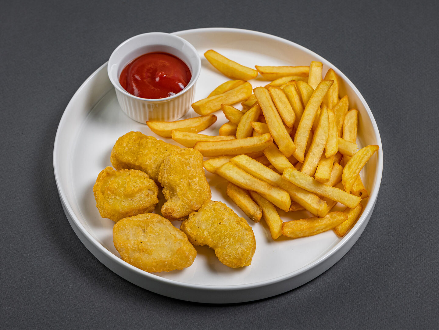 Картофель фри с наггетсами